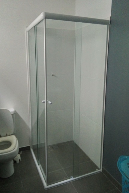 box em vidro incolor de canto com estrutura cinza fosca